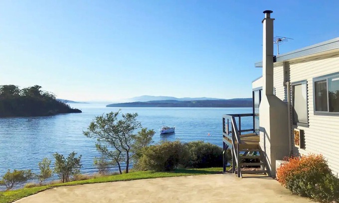 Surveyors Bay Cottage | Surveyors Cottage - 40 steps to the beach