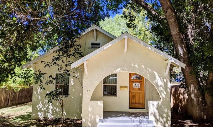 Susanville House | SUSANVILLE'S CUTEST COTTAGE 2 beds 1 bath sleeps 4