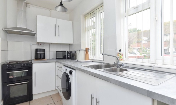 Littlestone-on-Sea House | Suspire House -sleeps6-garden-bbq-coastal Retreat