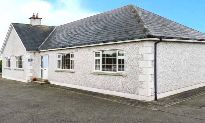 Marshalstown Cottage | SUSSEX LODGE, pet friendly in Enniscorthy, County Wexford