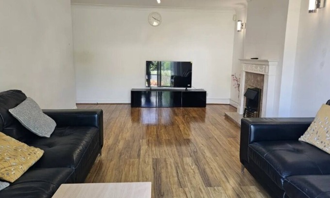 Carshalton Central House | Sutton/London 4 Double Bed Detached House, 30 min to Central London/Wimbledon