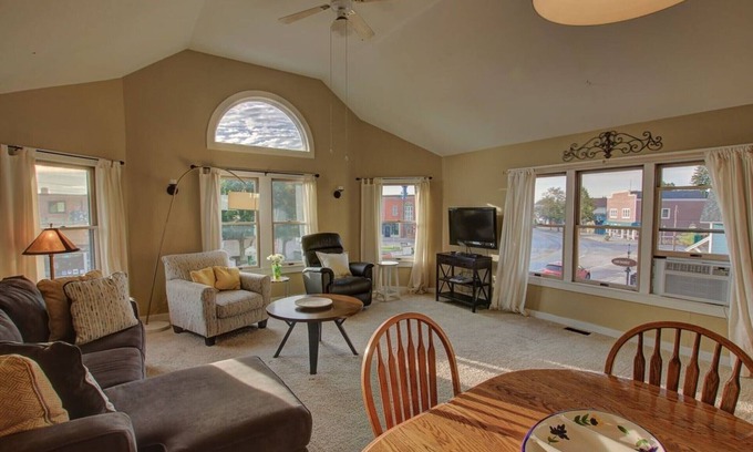 Suttons Bay Apartment | Suttons Bay Village View Apartment