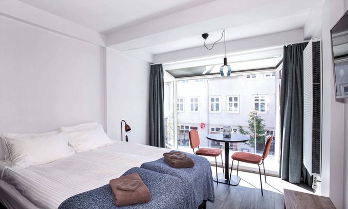 Downtown Apartment | Svala Downtown Studio Queen bed
