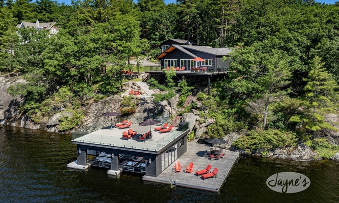 Gravenhurst Cottage | SW Exposure at this 4 bdrm, 3 bath cottage with stunning views of Lake Muskoka!