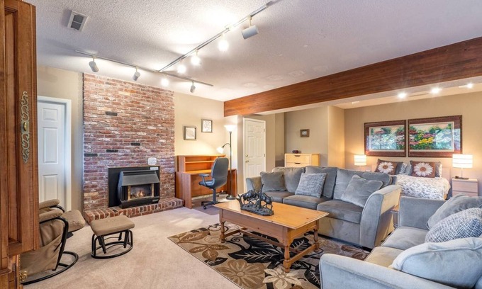 West Hills Apartment | SW Quiet Neighborhood with Territorial View. 10 min to town. Sleeps up to 8