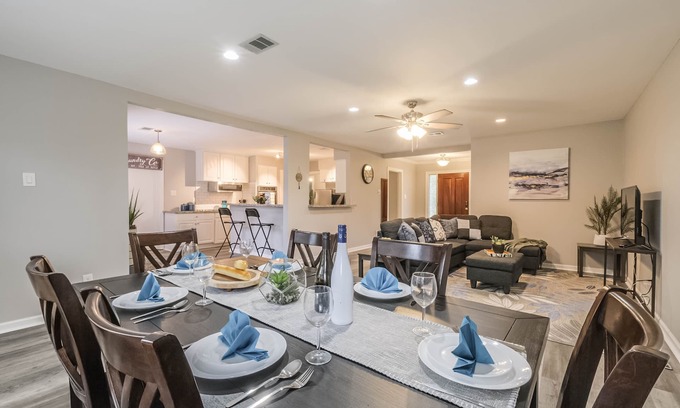 Westbury House | SW Retreat | Sleeps 9 | King Bed | Pet-Friendly | High-Speed WiFi