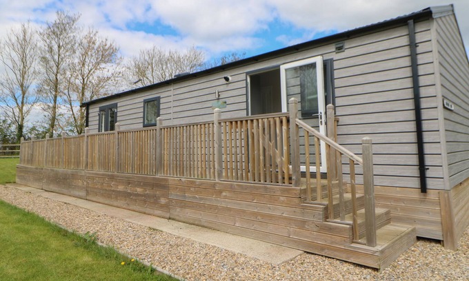 Hutton Rudby Cottage | SWALEDALE LARGE POD, pet friendly, with hot tub in Hutton Rudby