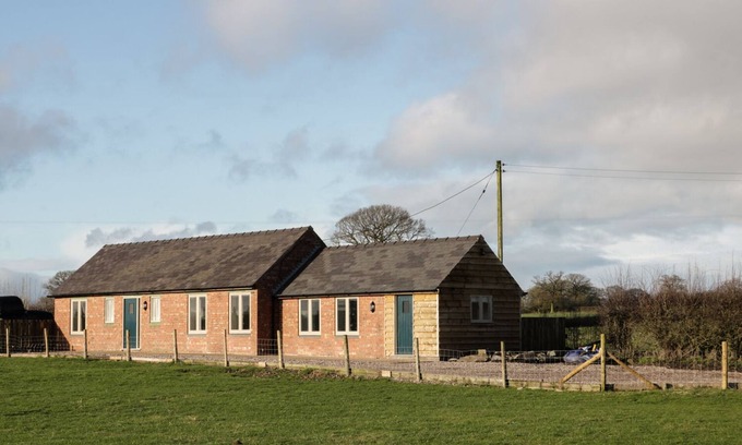 Burlton Cottage | SWALLOW BARN, family friendly, with a garden in Myddle