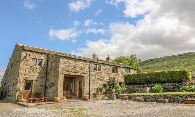 Keighley Cottage | SWALLOW BARN, pet friendly, luxury holiday cottage in Silsden
