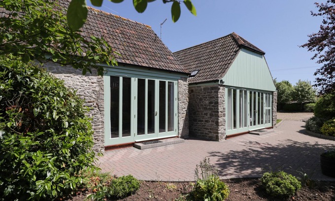 Chipping Sodbury Cottage | SWALLOW BARNS, family friendly, with a garden in Chipping Sodbury