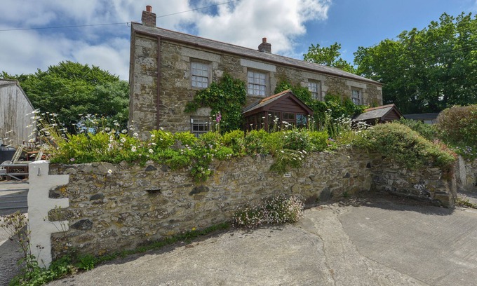 St. Martin Cottage | SWALLOW COTTAGE, pet friendly, with open fire in Mawgan-In-Meneage