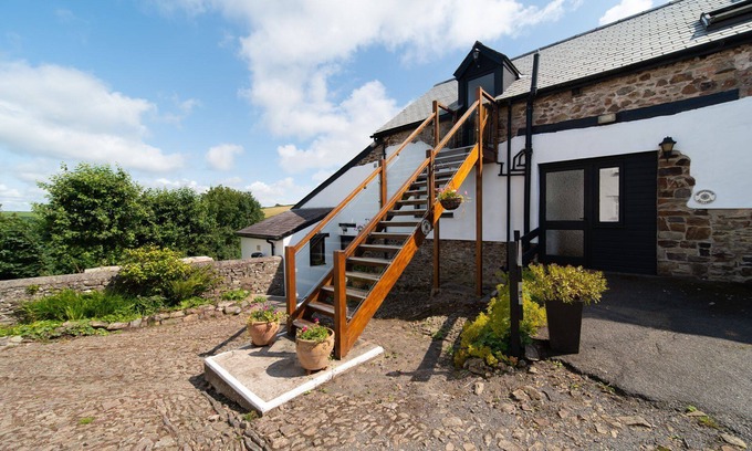 Littleham Cottage | Swallow Cottage - Sleeps 4 with a pool & games room