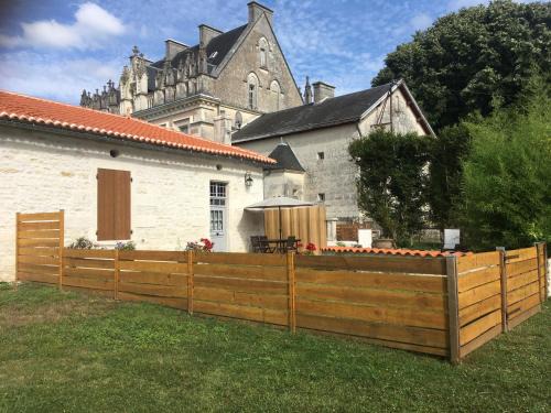 Ecurat House | Swallows, Beautiful gite in the grounds of Chateau Beauvoir
