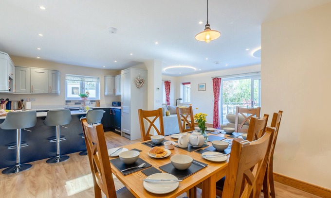 Honiton House | Swallows Dip - Four Bedroom House, Sleeps 8