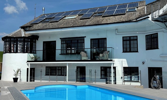 Pembroke House | Swallow’s Rest · Pembrokeshire Near The Beach With Heated Pool