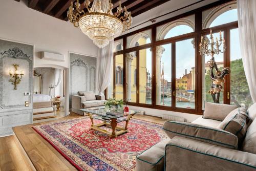 Santa Croce Apartment | Swan DolceVita Prestige Stay - Canal View & Exclusive Experience