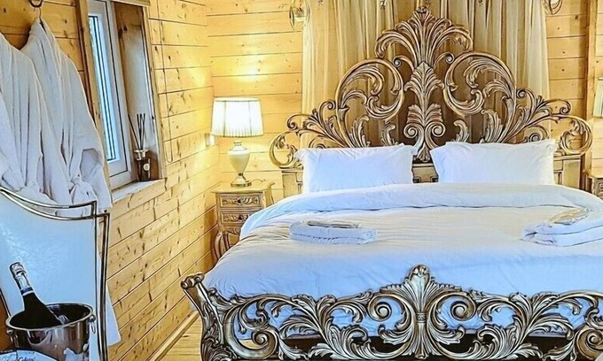 North Wheatley Apartment | Swan Lodge With Hot Tub, Sauna and Treatments