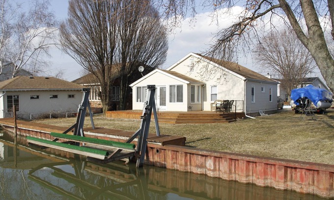 Fair Haven House | Swan River Haven with Pontoon, Jetski & Kayaks Or Without
