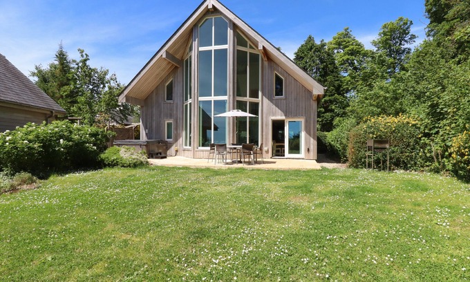 Eleighwater Cottage | SWANDOWN, 12A GOLDENHAYE, romantic, with pool in Cricket St. Thomas