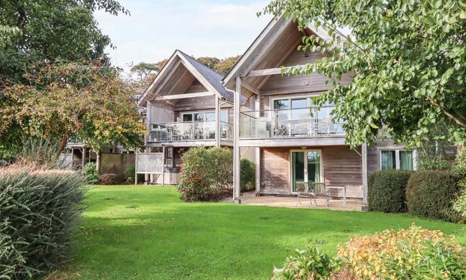 Eleighwater House | Swandown, 19 Poldon