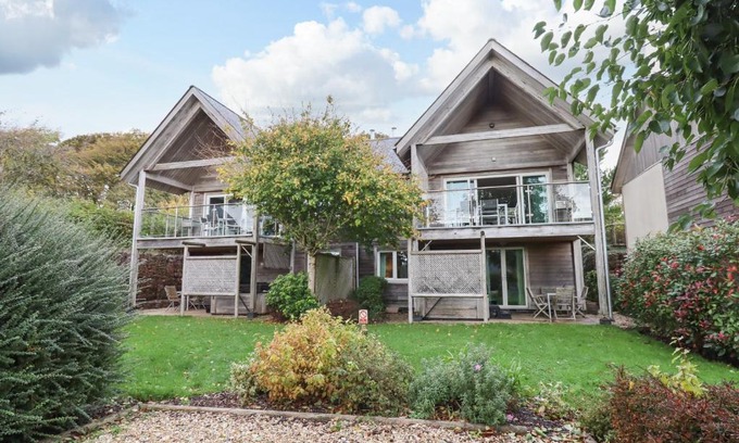 Eleighwater House | Swandown, 20 Poldon