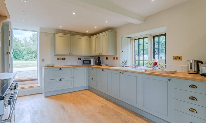 Badminton House | Swangrove House, Badminton - sleeps 5 guests in 3 bedrooms