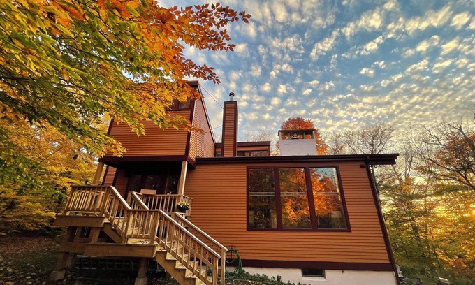 Bolton Valley House | Swanky Slope-Side Chalet 30 min from Burlington - Ski & Bike out the Front Door