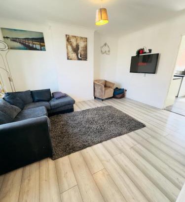 Cradley House | SwankyHome4Groups/Contractors/M5