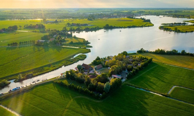 Grou House | Swarm 3 water lodges next to each other in Friesland