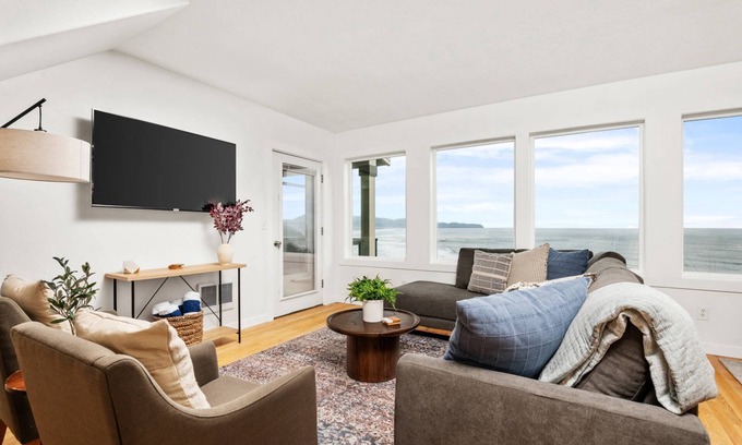 Oceanside House | Sweeping Coastal Views, Overlooking Oceanside Beach State Park, Pet Friendly With Private Patio