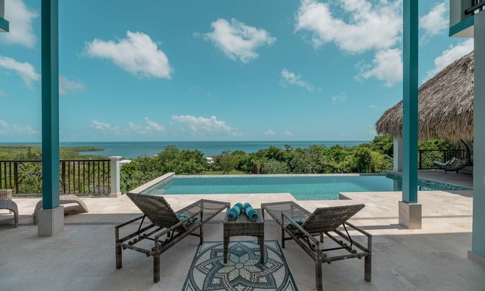 Pristine Bay House | Sweeping panoramic views of the reef