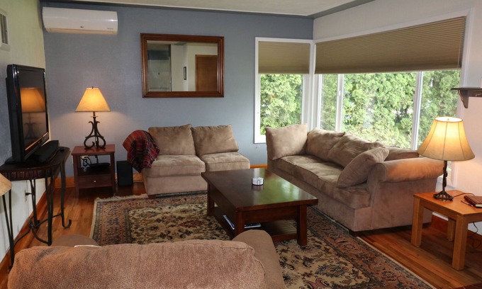 Independence House | Sweet 3 Bedroom, Walk to Main St!
