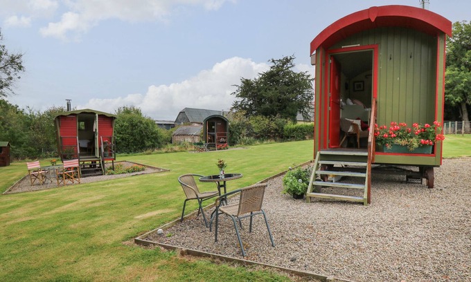 Llanfihangel Tal-y-llyn Cottage | SWEET BRIAR SHEPHERDS HUT, pet friendly, with open fire in Llangorse