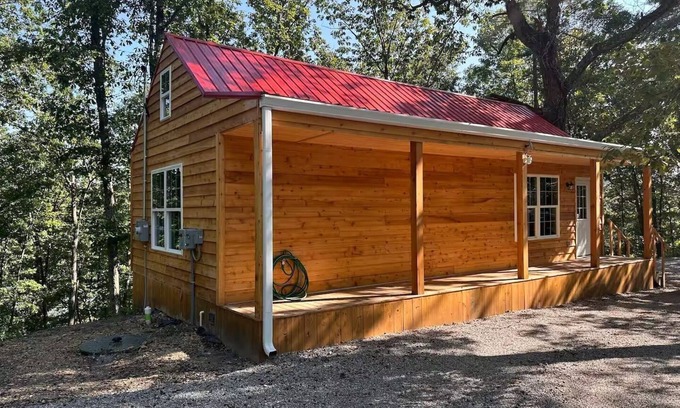 East Bernstadt Cabin | Sweet Cabin. Sleeps 6. Bedroom Queen Bed 2, Loft Two Twin Beds, Queen Sofa 2.