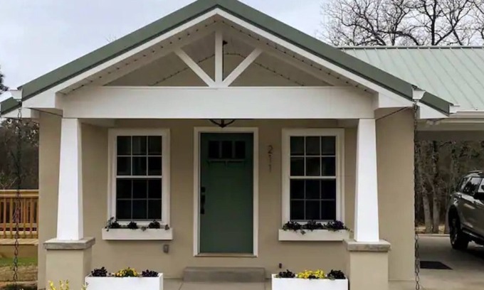 Aiken Cottage | "Sweet Caroline" Lovely, quaint cottage.