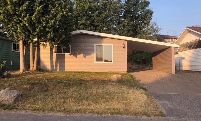 Algoma District House | Sweet Central Stay in Elliot Lake