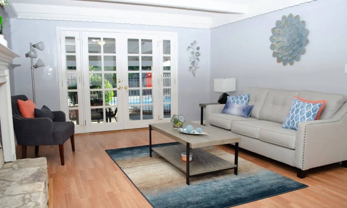 Southwestern Sacramento House | Sweet charming large 3bd home with pool