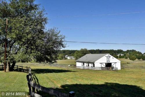 Darnestown House | Sweet Chic Farm Cottage with Pool, Hot-Tub and Beautiful Sunsets in Maryland