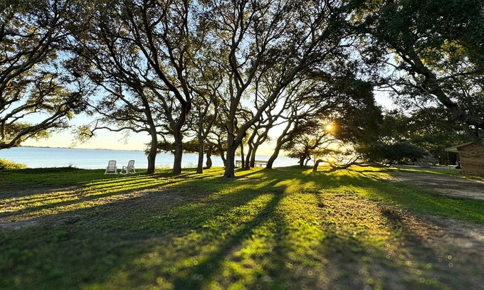 Navarre Cottage | Sweet Cottage with Beach Access