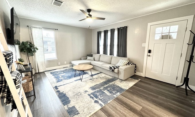 Taylor House | Sweet & Cozy Home in Taylor