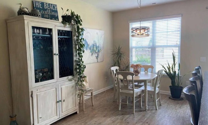 Murraysville House | Sweet Dreamin' Stylish townhome all your own!