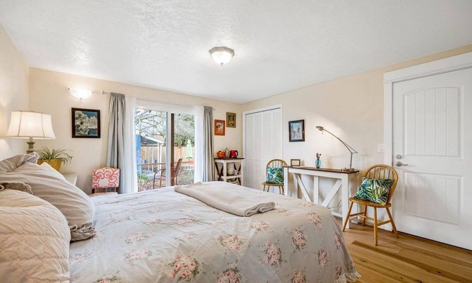 Springfield Apartment | Sweet Dreams Private Entrance, 5 blocks, Walk/Ride to River