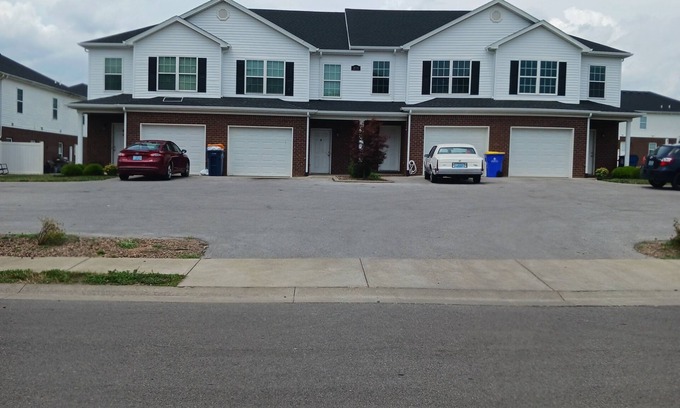 Bowling Green House | Sweet Home 8nTownhouse