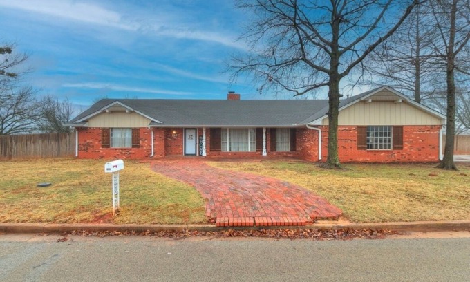 Chandler House | “Sweet Home Oklahoma” House - Large home with 4 bedrooms and fenced yard+garage!