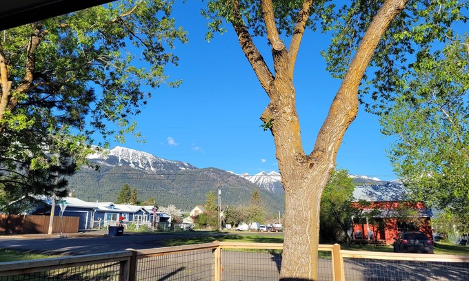 Joseph House | sweet house with beautiful mountain views, near lake and downtown, dog friendly