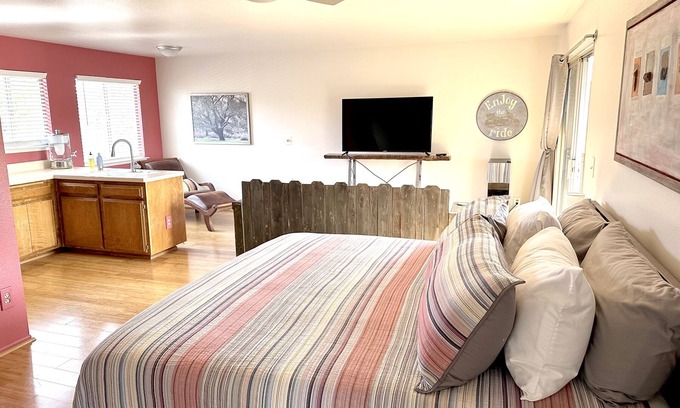 Los Olivos Apartment | Sweet King Retreat in Downtown Los Olivos