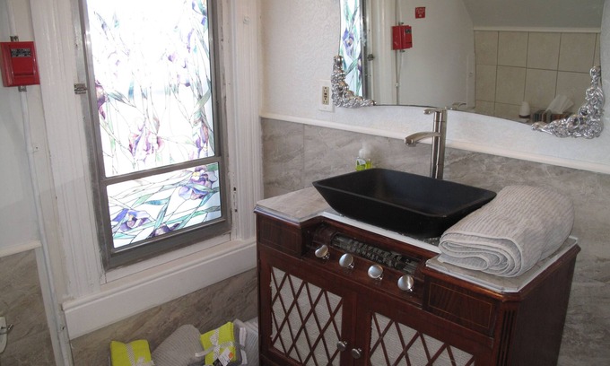 Winnipeg Apartment | Sweet one bedroom suite in the heart of the city ! Unique Apartment