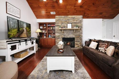 Pigeon Forge House | Sweet Pea Cottage Updated furnishings arcade game HOA Community Outdoor Pool