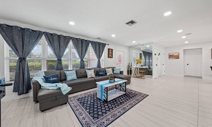Riviera Beach House | Sweet Pink House, Near Airport/Peanut Island/Cacti Park and walk to Rapids Water Park