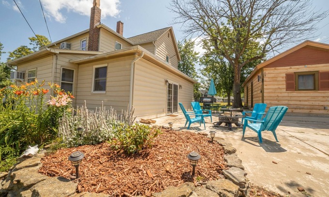 Perry House | Sweet Retreat at Mark Twain Lake! Historic 4BR/2BA Dog & Family Friendly Home!